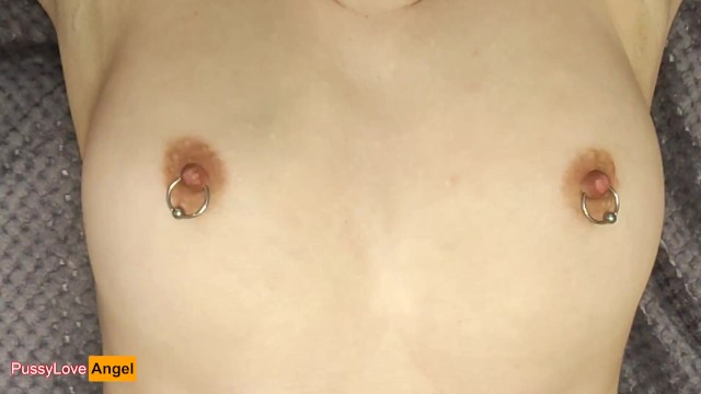 Skifter brystvortens piercinger til BDSM-ringe for en tæve!