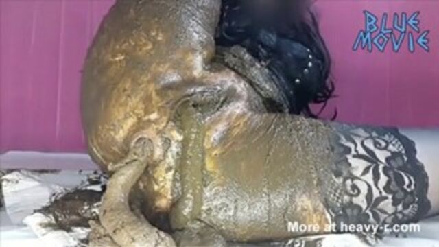 Scat Slag Pushes Shit Out  of  Her Asshole and Cun