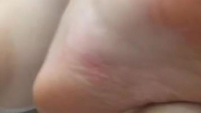 My wife play with her pussy in bathtub and shows her soles